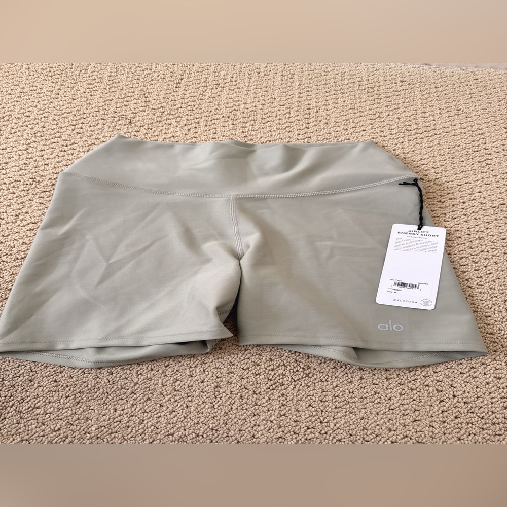 Alo Yoga 5” Airlift Energy Short limestone M NWT
